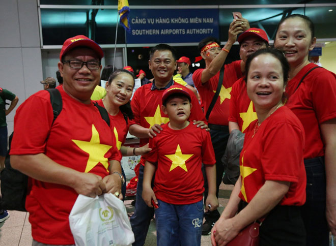 “Tiếp lửa” chung kết AFF Cup: Sân bay rực sắc đỏ, fan mang băng rôn &#34;Park Hang Seo - Em yêu Chú&#34; - 7