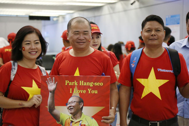 “Tiếp lửa” chung kết AFF Cup: Sân bay rực sắc đỏ, fan mang băng rôn &#34;Park Hang Seo - Em yêu Chú&#34; - 11