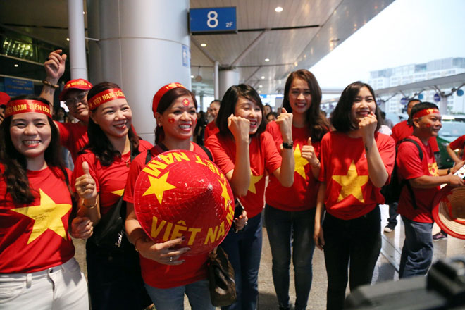 “Tiếp lửa” chung kết AFF Cup: Sân bay rực sắc đỏ, fan mang băng rôn &#34;Park Hang Seo - Em yêu Chú&#34; - 13