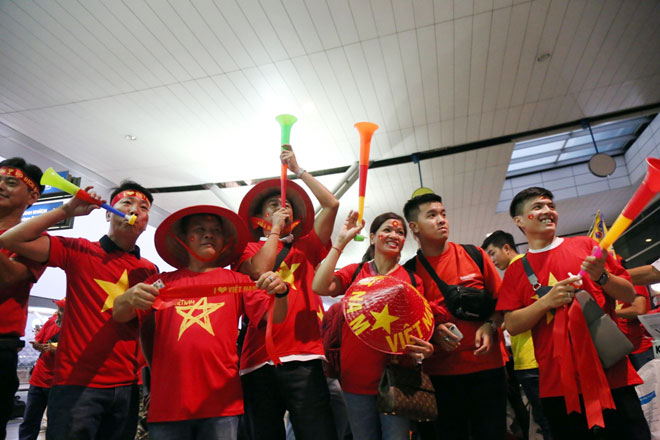 “Tiếp lửa” chung kết AFF Cup: Sân bay rực sắc đỏ, fan mang băng rôn &#34;Park Hang Seo - Em yêu Chú&#34; - 12