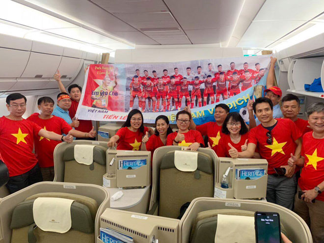 “Tiếp lửa” chung kết AFF Cup: Sân bay rực sắc đỏ, fan mang băng rôn &#34;Park Hang Seo - Em yêu Chú&#34; - 18