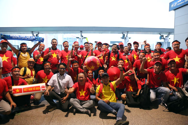 “Tiếp lửa” chung kết AFF Cup: Sân bay rực sắc đỏ, fan mang băng rôn &#34;Park Hang Seo - Em yêu Chú&#34; - 14