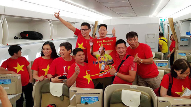 “Tiếp lửa” chung kết AFF Cup: Sân bay rực sắc đỏ, fan mang băng rôn &#34;Park Hang Seo - Em yêu Chú&#34; - 17