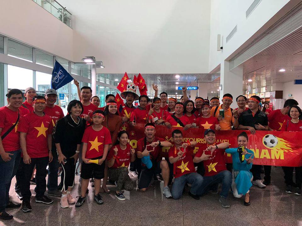 “Tiếp lửa” chung kết AFF Cup: Sân bay rực sắc đỏ, fan mang băng rôn &#34;Park Hang Seo - Em yêu Chú&#34; - 5