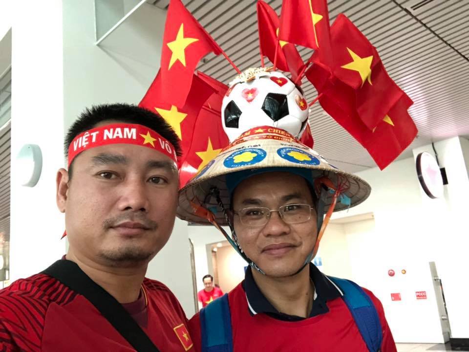 “Tiếp lửa” chung kết AFF Cup: Sân bay rực sắc đỏ, fan mang băng rôn &#34;Park Hang Seo - Em yêu Chú&#34; - 6