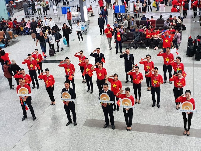 “Tiếp lửa” chung kết AFF Cup: Sân bay rực sắc đỏ, fan mang băng rôn &#34;Park Hang Seo - Em yêu Chú&#34; - 1