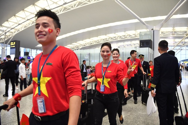 “Tiếp lửa” chung kết AFF Cup: Sân bay rực sắc đỏ, fan mang băng rôn &#34;Park Hang Seo - Em yêu Chú&#34; - 15