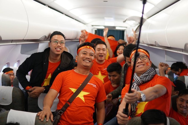 “Tiếp lửa” chung kết AFF Cup: Sân bay rực sắc đỏ, fan mang băng rôn &#34;Park Hang Seo - Em yêu Chú&#34; - 19