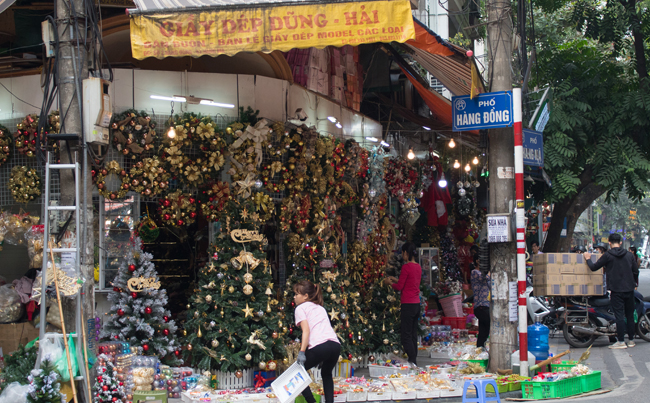 Phố Hàng Mã ngập tràn hàng trang trí và trưng bày Noel làm cho không khí trở nên náo nhiệt. Nhiều du khách nước ngoài rất hứng thú.