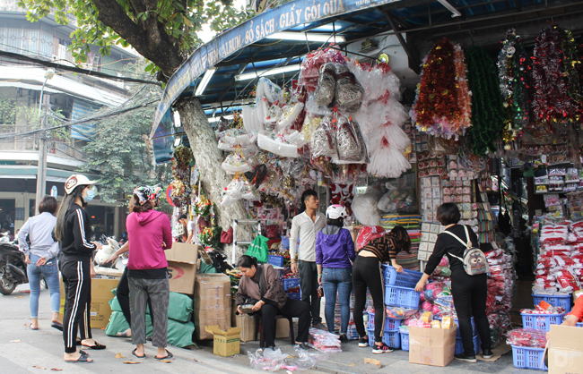 Các chủ cửa hàng nhanh chóng nhập hàng về để bày bán từ quần áo, đèn trang trí, cây thông….