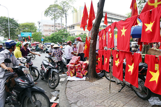 Trước giờ G chung kết AFF Cup: “Cúp vàng” xuất hiện giữa Sài Gòn - 2