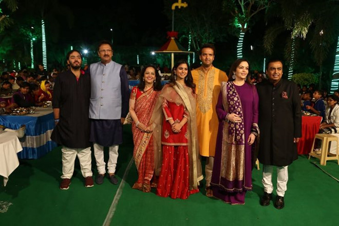 Đám cưới 100 triệu USD xa hoa bậc nhất của hai gia tộc tỷ phú Ấn Độ - 1