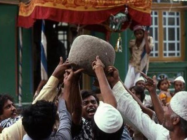 Hàng trăm khách du lịch quỳ lạy một hòn đá gây tranh cãi dữ dội