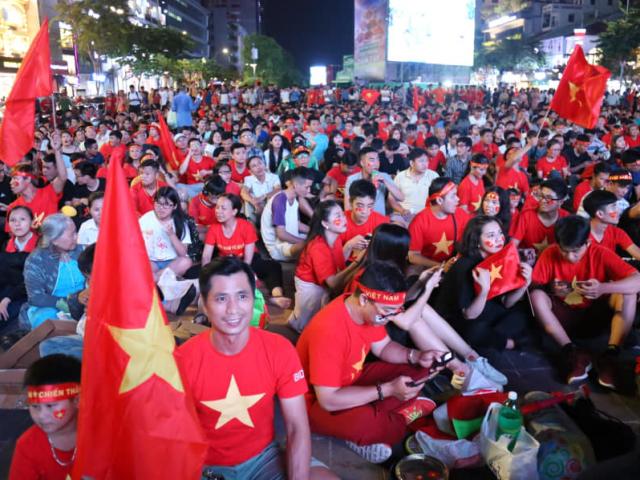 CẬP NHẬT: Triệu fan bóng đá tại Việt Nam hướng về trận chung kết AFF Cup trên đất khách