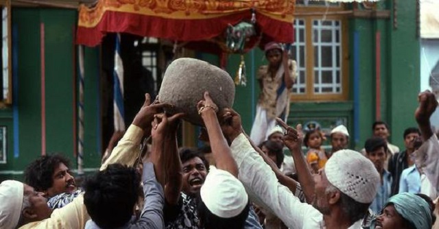 Hàng trăm khách du lịch quỳ lạy một hòn đá gây tranh cãi dữ dội - 1