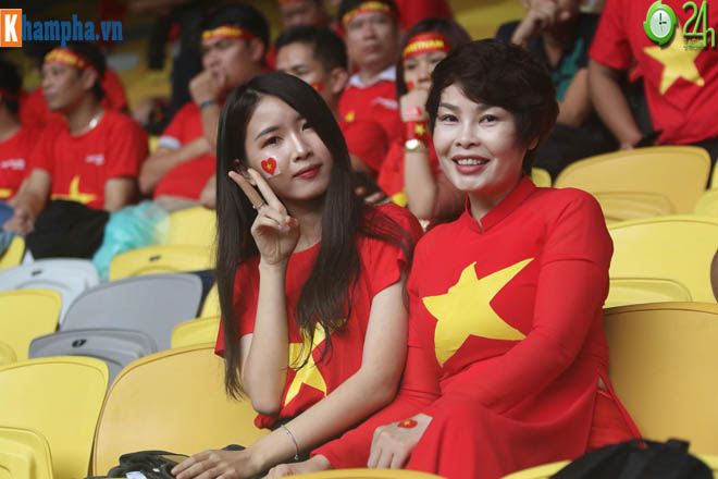 Chung kết AFF Cup: Fan nữ xinh &#34;thả tim&#34; mơ ĐT Việt Nam hạ Malaysia - 1