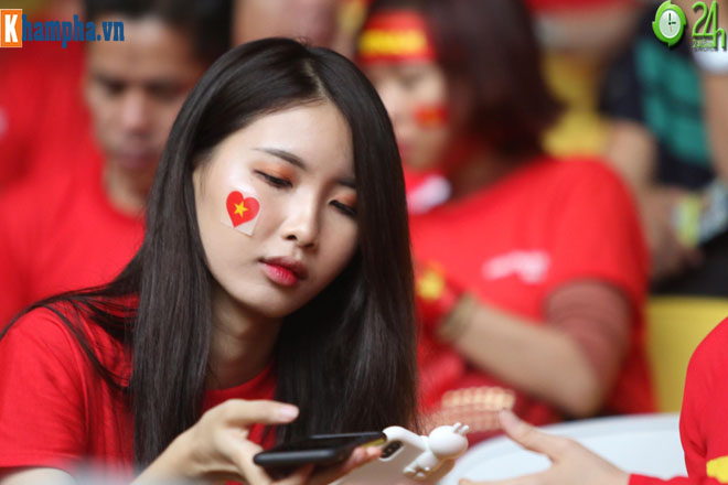 Chung kết AFF Cup: Fan nữ xinh &#34;thả tim&#34; mơ ĐT Việt Nam hạ Malaysia - 2