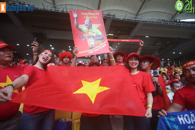 Chung kết AFF Cup: Fan nữ xinh &#34;thả tim&#34; mơ ĐT Việt Nam hạ Malaysia - 11