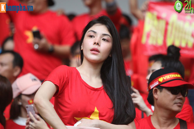 Chung kết AFF Cup: Fan nữ xinh &#34;thả tim&#34; mơ ĐT Việt Nam hạ Malaysia - 8