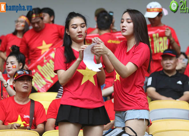 Chung kết AFF Cup: Fan nữ xinh &#34;thả tim&#34; mơ ĐT Việt Nam hạ Malaysia - 9