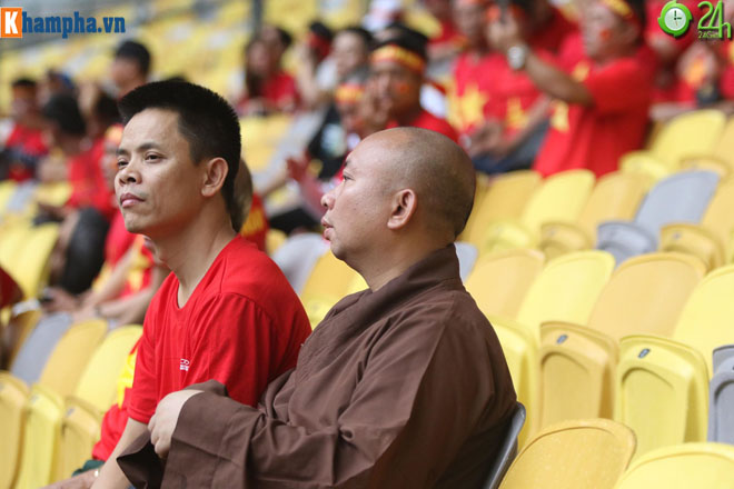 Fan Việt mang cúp vàng, giao lưu CĐV Malaysia chờ tin thắng trận Bukit Jalil - 9