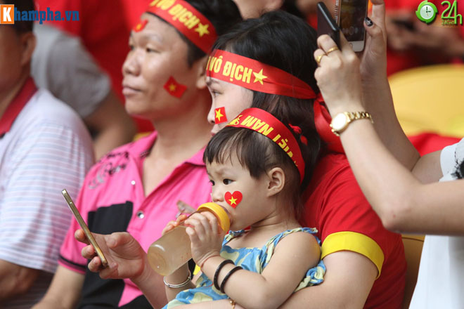 Fan Việt mang cúp vàng, giao lưu CĐV Malaysia chờ tin thắng trận Bukit Jalil - 7