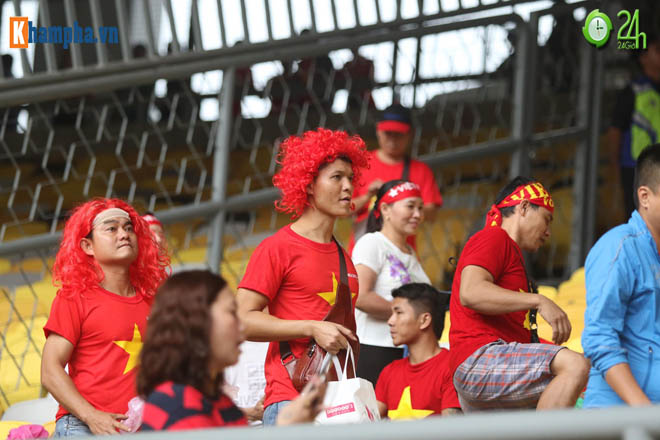 Fan Việt mang cúp vàng, giao lưu CĐV Malaysia chờ tin thắng trận Bukit Jalil - 3