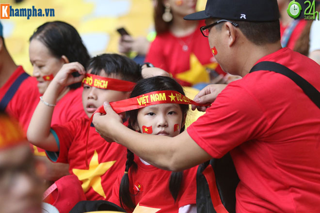 Fan Việt mang cúp vàng, giao lưu CĐV Malaysia chờ tin thắng trận Bukit Jalil - 6