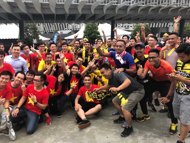 Fan Việt mang cúp vàng, giao lưu CĐV Malaysia chờ tin thắng trận Bukit Jalil - 12