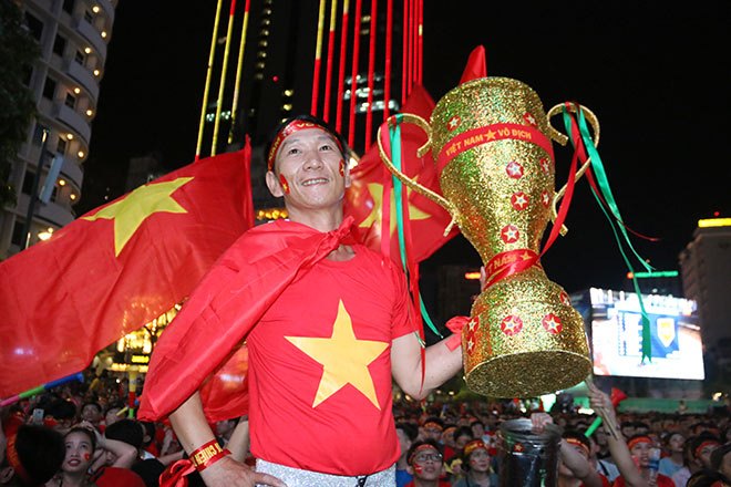 Người đẹp nhảy múa tưng bừng mừng ĐT Việt Nam hòa 2-2 tại Malaysia - 6