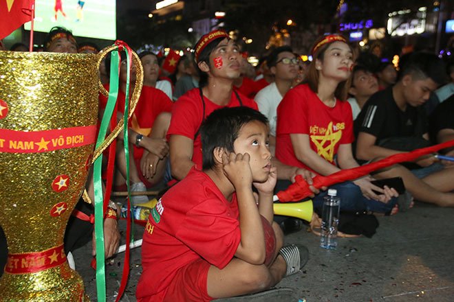 Người đẹp nhảy múa tưng bừng mừng ĐT Việt Nam hòa 2-2 tại Malaysia - 10