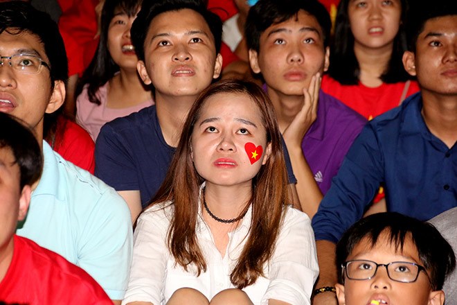 Người đẹp nhảy múa tưng bừng mừng ĐT Việt Nam hòa 2-2 tại Malaysia - 11