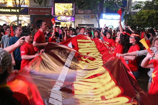 Người đẹp nhảy múa tưng bừng mừng ĐT Việt Nam hòa 2-2 tại Malaysia - 14