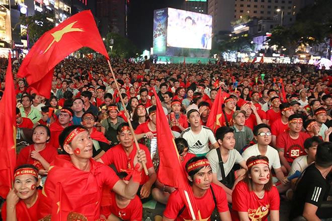 Người đẹp nhảy múa tưng bừng mừng ĐT Việt Nam hòa 2-2 tại Malaysia - 2