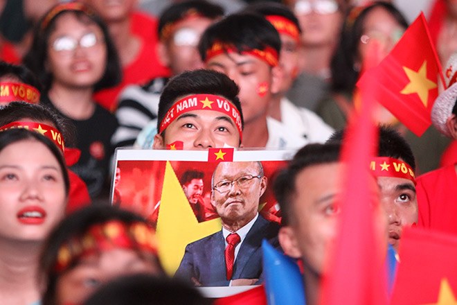 Người đẹp nhảy múa tưng bừng mừng ĐT Việt Nam hòa 2-2 tại Malaysia - 4