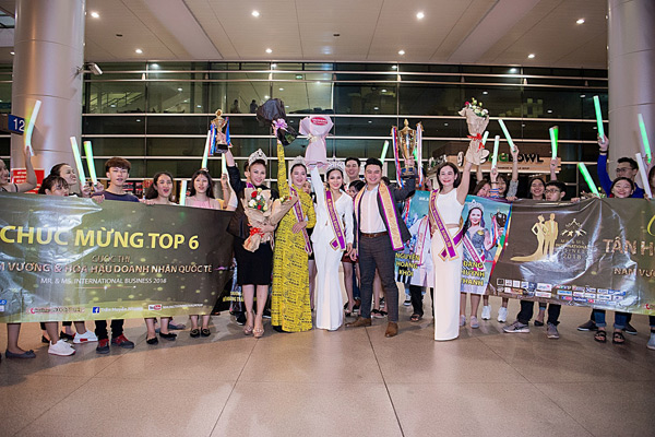 Tân Hoa hậu và Nam vương Doanh nhân Quốc tế 2018 được chào đón nồng nhiệt tại sân bay - 1