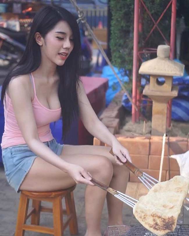 Cách đây không lâu, cô nàng hot girl bán bánh nướng nhanh chóng được cộng đồng mạng chú ý.