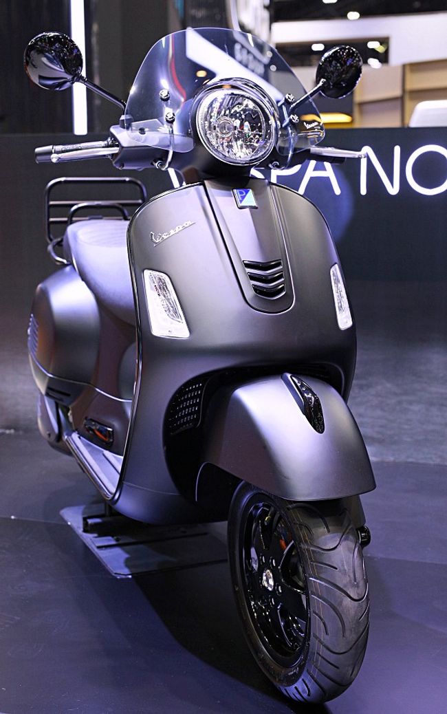 Tại thị trường Thái Lan, 2019 Vespa GTS Super 300 ABS Notte Edition có giá bán đề xuất là 209.900 baht &#40;148,6 triệu VNĐ&#41;.