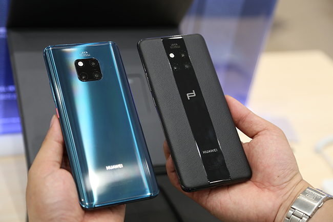 So sánh mặt lưng của Porsche Design Huawei Mate 20 RS và phiên bản Huawei Mate 20 trước đó.