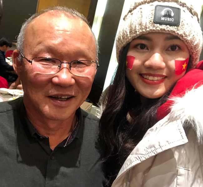 Trong bức ảnh selfie cùng huấn luyện viên Park Hang-seo, Thanh Tú gọi vị thuyền trưởng của đội tuyển U23 Việt Nam bằng biệt danh rất đáng yêu là "ông chú Hàn Quốc".