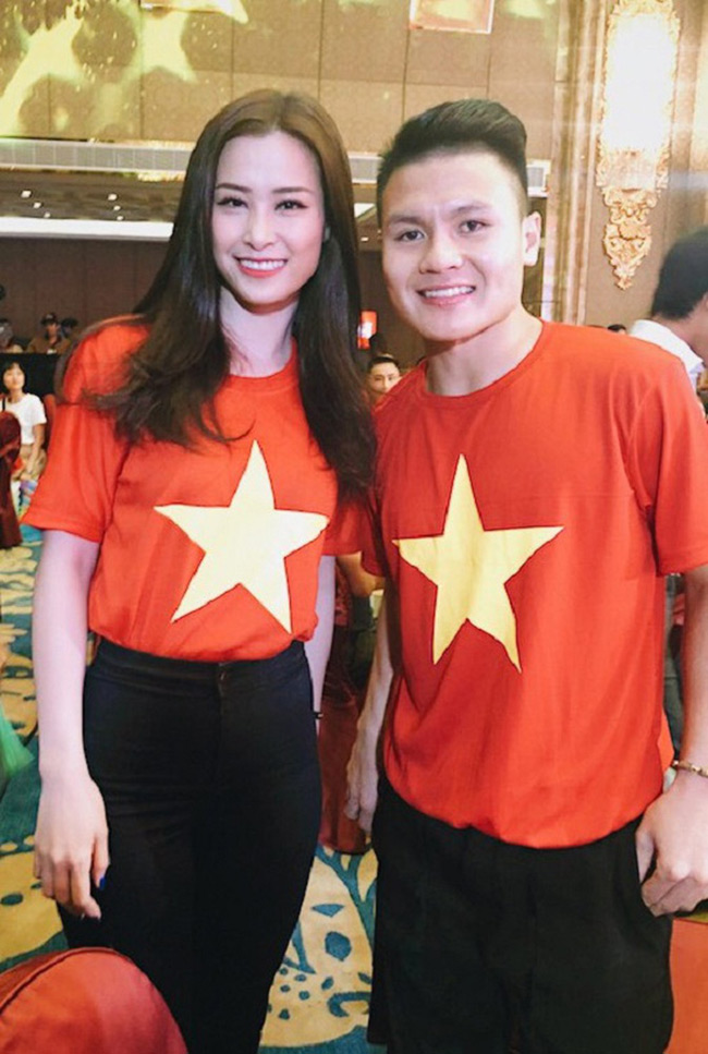 Cũng trong sự kiện này, nữ ca sĩ Đông Nhi rạng rỡ chụp hình cùng Quang Hải. Cô diện áo cờ đỏ sao vàng, đứng sát cạnh cầu thủ của tuyển Việt Nam.
