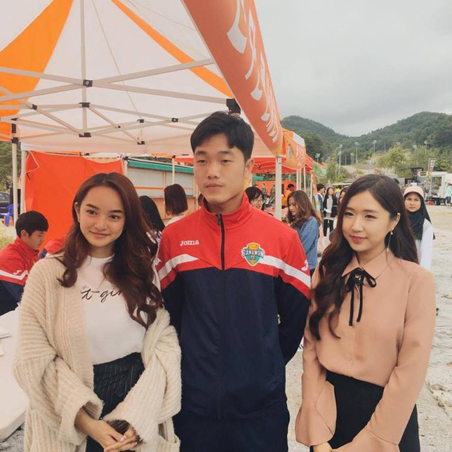 Không chỉ riêng Kaity Nguyễn, “hot girl ca sĩ giấu mặt” Jin Ju cũng chụp hình chung với Xuân Trường. Ba ngôi sao trẻ cùng tham dự những hoạt động quảng bá cho Thế vận hội Mùa đông Pyeongchang 2018.