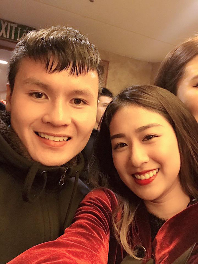 Trang Lou còn rất hớn hở khi được selfie với Quang Hải.