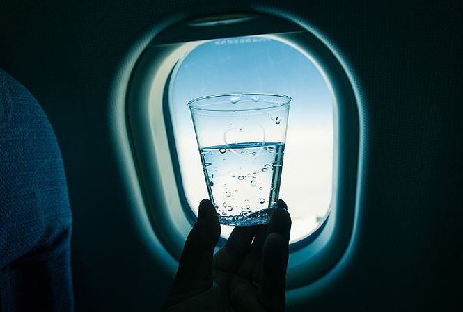 Sự thật khủng khiếp về nước dùng trên máy bay - 1