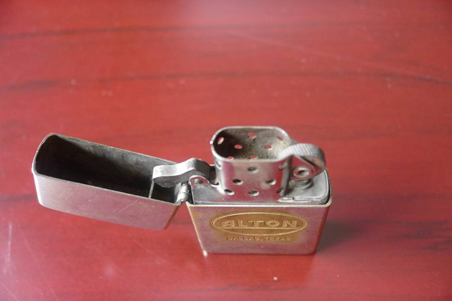 Đây là chiếc zippo Alton mà anh Tú Nam phải mất 3 chỉ vàng từ cách đây 20 năm để mua về.