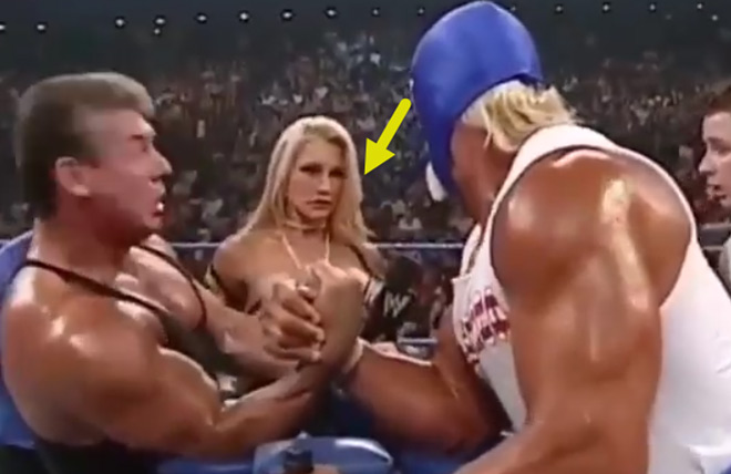 &#34;Đỏ mặt&#34; WWE: Mỹ nhân mạnh bạo kéo áo khiến võ sỹ thua ê chề - 1