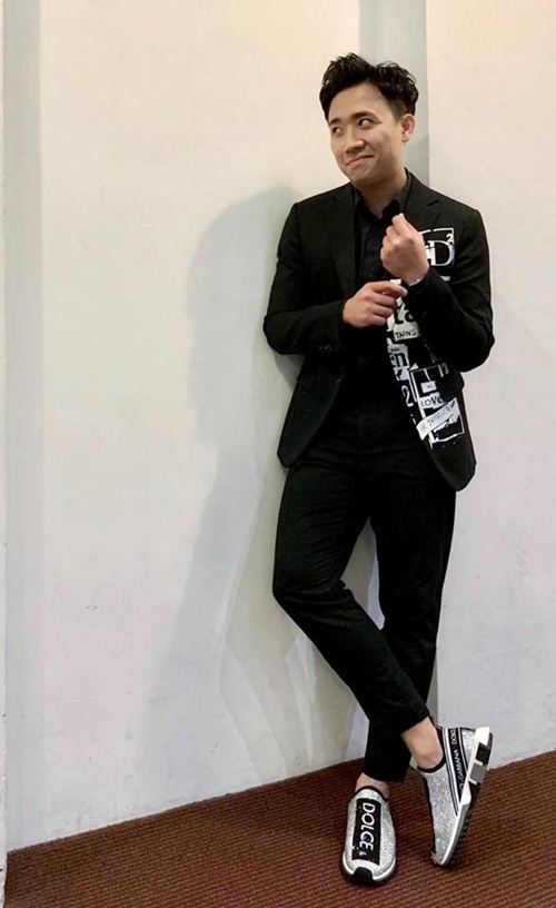 Đâu chỉ MC đài VTV, Trấn Thành cũng dùng vật này chữa cháy sự cố trang phục - 1