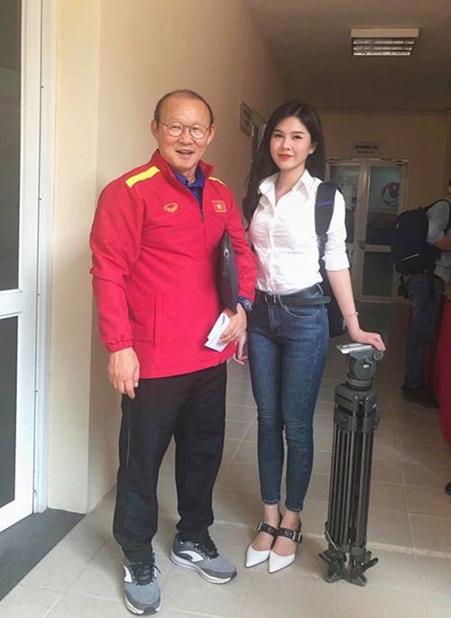 MC ”đeo bám” HLV Park Hang-Seo xinh đẹp trước thềm chung kết AFF Cup 2018 - 1