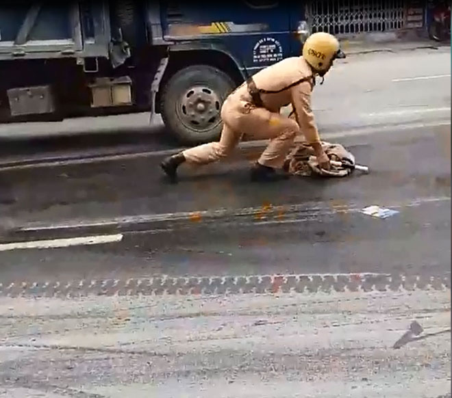 CSGT cặm cụi lau dầu loang trên đường cảm thấy ngại vì bất ngờ nổi tiếng - 1
