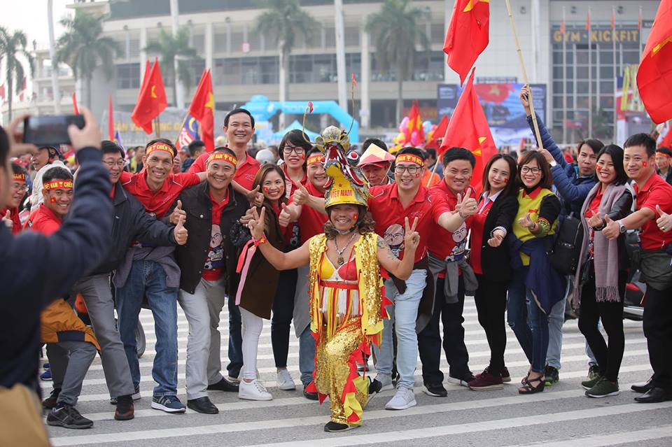 Trời rét như cắt, CĐV vẫn cởi trần, sơn kín người cổ vũ những chiến binh áo đỏ - 2